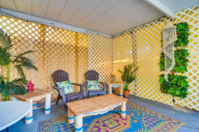 Couples Retreat with Cozy Patio in St Petersburg!